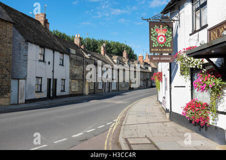 Il Rose and Crown Public House, la strada, Lea, Malmesbury, Wiltshire, Inghilterra, Regno Unito Foto Stock