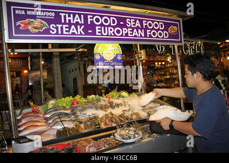 Il mercato notturno di Hua Hin stallo di frutti di mare Foto Stock