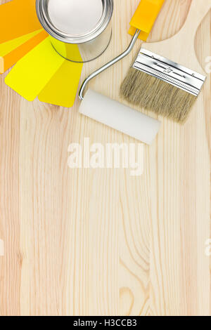 Latta di vernice può, spazzola con il rullo e la tavolozza dei colori su sfondo di legno Foto Stock