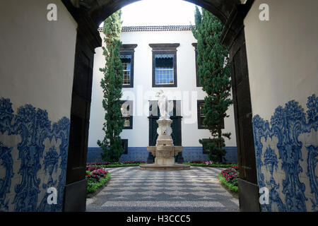 Una statua di marmo nel cortile della città di Funchal Madeira hall Foto Stock