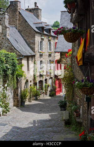 Rue de Jerzual Dinan Bretagna Francia Scene di strada Foto Stock