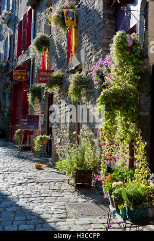 Rue de Jerzual Dinan Bretagna Francia Scene di strada Foto Stock