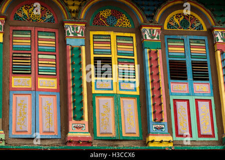 Singapore, Little India, Curbau Road, commerciante cinese Tan Tang Niah l'antica casa colorfully finestre verniciate Foto Stock