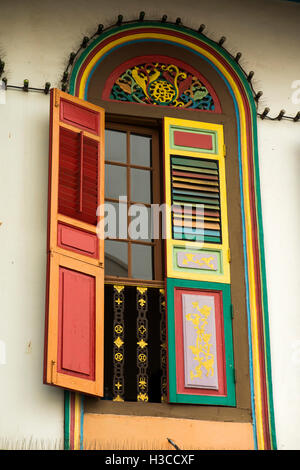 Singapore Little India, Curbau Road, commerciante cinese Tan Tang Niah l'antica casa dipinta in maniera colorata di persiane alle finestre Foto Stock