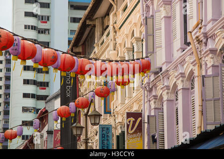 Singapore, Chinatown, Pagoda Street, Lanterna cinese decorazione tra botteghe Foto Stock