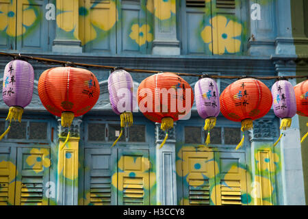 Singapore, Chinatown, Pagoda Street, Lanterna cinese e decorazione dipinta in maniera colorata persiane bottega Foto Stock