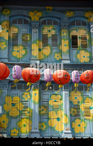 Singapore, Chinatown, Pagoda Street, Lanterna cinese e decorazione dipinta in maniera colorata persiane bottega Foto Stock