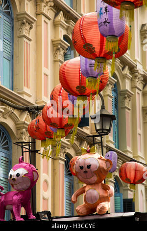 Singapore Chinatown, a Pagoda Street, Lanterna cinese decorazione tra botteghe Foto Stock