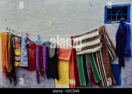 Pressione di stallo di vestiti. Medina. Hammamet. La Tunisia. Il Nord Africa Foto Stock