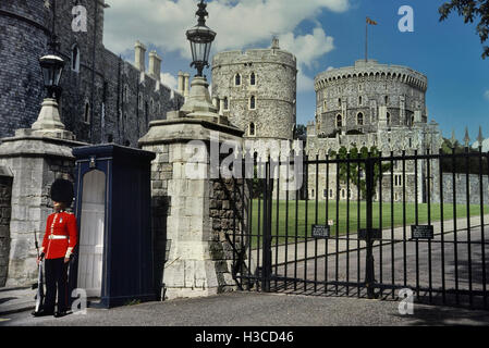 Guardia Reale di sentinella alla porta avanzata. Il Castello di Windsor. Berkshire. Inghilterra, Regno Unito, circa ottanta Foto Stock