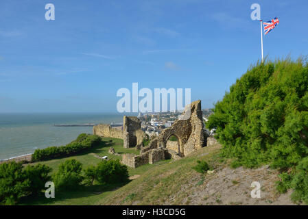 Il castello di Hastings e Pier. East Sussex. In Inghilterra. Regno Unito Foto Stock