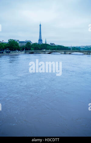 Francia, Parigi Torre Eiffel vista dal fiume Senna Foto Stock