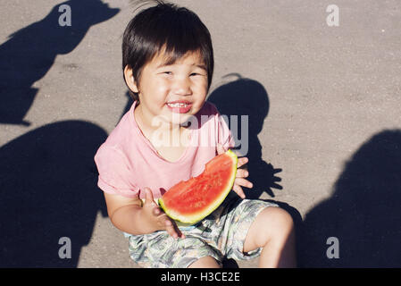 Little Boy mangiando anguria, ritratto Foto Stock