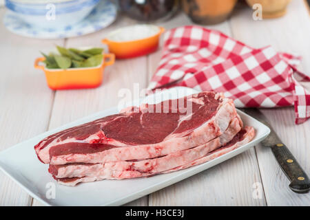 Materie bistecche sul tavolo della cucina pronta per cucinare Foto Stock