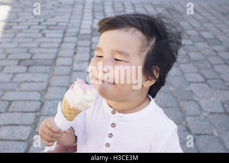 Little Boy eating cono gelato Foto Stock