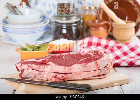 Materie bistecche sul tavolo della cucina pronta per cucinare Foto Stock