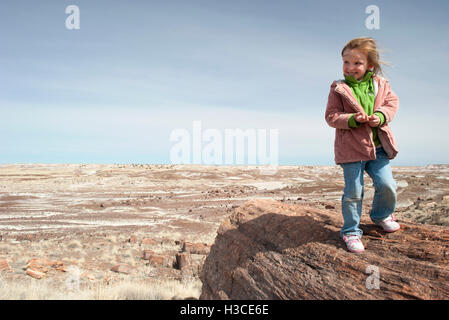 Ragazza visitando pietrificata Foresta Nazionale in Arizona, Stati Uniti d'America Foto Stock