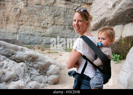 Donna escursionismo con il giovane figlio al parco nazionale di Big Bend, Texas, Stati Uniti d'America Foto Stock