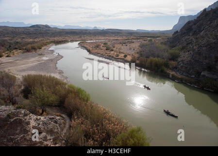 I turisti in canoa sul Rio Grande nel Parco nazionale di Big Bend, Texas, Stati Uniti d'America Foto Stock