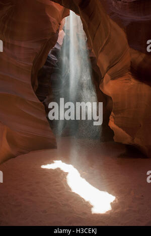 Raggio di sole splendente nella Antelope Canyon, Arizona, Stati Uniti d'America Foto Stock