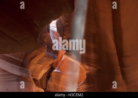 Raggio di sole splendente nella Antelope Canyon, Arizona, Stati Uniti d'America Foto Stock