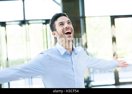 Uomo con le braccia aperte Foto Stock