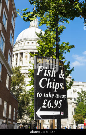 Take-away pesce e patatine segno di fronte la Cattedrale di St Paul, Londra EC4 Foto Stock