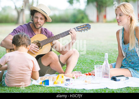 Famiglia godendo di tempo in famiglia in cortile Foto Stock