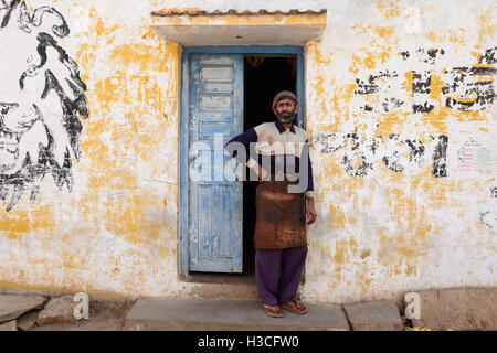 BHUJ, India - 14 gennaio: l uomo ha a che fare con la tintura di tessuti in modo tradizionale in piedi la porta della fabbricazione Foto Stock