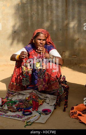 Bhuj, corse di kuch, India - 14 gennaio: la donna tribale in abito tradizionale che vendono souvenir per i turisti Foto Stock