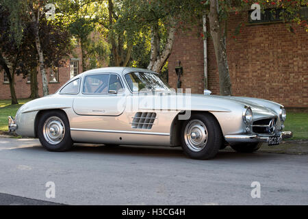 1955 Mercedes-Benz 300SL Gullwing auto a Bicester Heritage Centre. Oxfordshire, Inghilterra Foto Stock