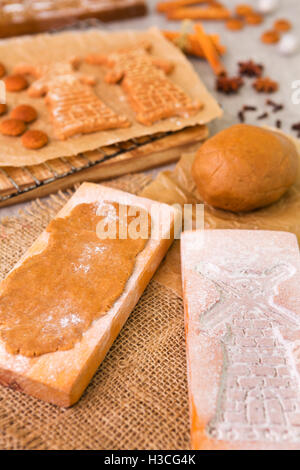 La cottura tradizionale olandese peculaas "" (pasta frolla speziata cookies). Con autentici in legno cookie cutters realizzato appositamente per questi Foto Stock