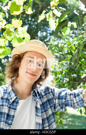 Giovane uomo che indossa cappello per il sole, ritratto Foto Stock