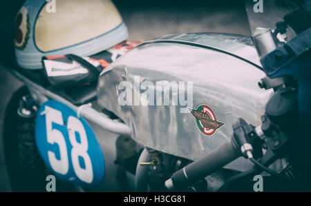 Vintage Racing Ducati Moto e casco. Vintage filtro applicato Foto Stock