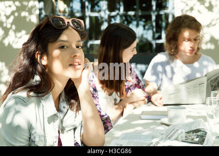 Giovane donna godendo la cena con gli amici all'aperto Foto Stock