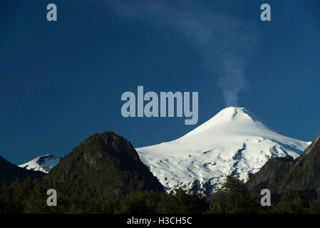 Vulcano Villarrica, nona regione Araucania, Cile. Il Vulcano Villarrica è il più pericoloso vulcano in Cile e uno di t Foto Stock