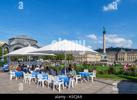 Cafè sul marciapiede in Schlossplatz con il Neues Schloss dietro, Stoccarda, Baden-Württemberg, Germania Foto Stock