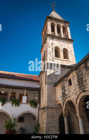 L'abbazia torre campanaria e il cortile, il monastero Krka, Parco Nazionale di Krka, Dalmazia, Croazia Foto Stock