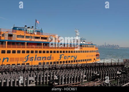 A Staten Island Ferry in corrispondenza del terminale a Staten Island, New York, Stati Uniti. Foto Stock