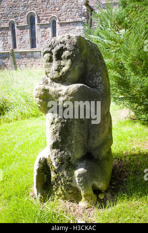 Uno dei quattro famosi orsi in pietra sul sagrato a Dacre Cumbria Regno Unito. Foto Stock