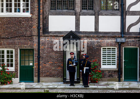 La Regina della Guardia presso la Torre di Londra, Londra, Inghilterra Foto Stock