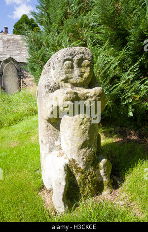 Uno dei quattro famosi orsi in pietra sul sagrato a Dacre Cumbria Regno Unito. Foto Stock