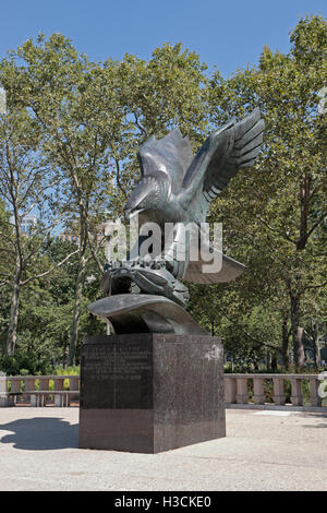 L'Aquila sulla costa est Memorial in Battery Park, Manhattan, New York, Stati Uniti. Foto Stock