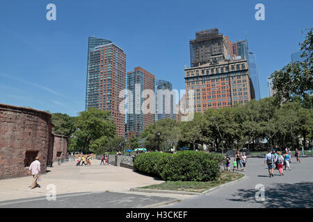 Vista generale di Lower Manhattan da Battery Park, Manhattan, New York tra cui il Ritz Carlton hotel di New York (torre di sinistra). Foto Stock