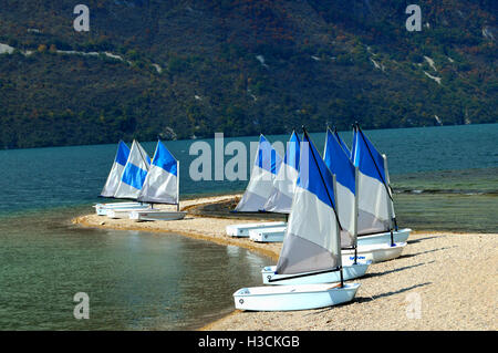 Poco le barche a vela sul lago a Aix-les-Bains, Francia Foto Stock