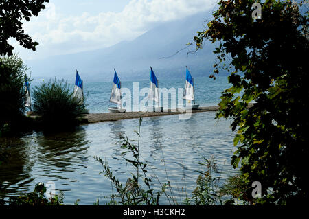 Poco le barche a vela sul lago a Aix-les-Bains, Francia Foto Stock