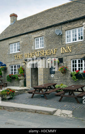 Il Wheatsheaf bracci una casa pubblica in Malmesbury, Wiltshire, Regno Unito Foto Stock