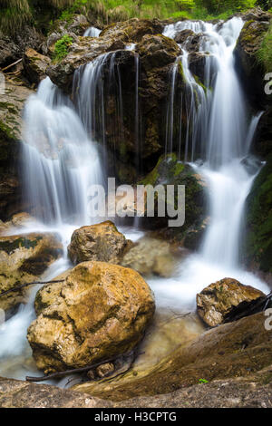 Una cascata in Val Vertova, Vertova, Val Seriana, provincia di Bergamo, Lombardia, Italia. Foto Stock