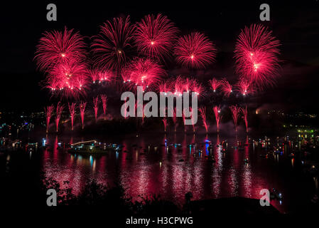 Fuochi d'artificio di Isola Comacina, Ossuccio, Lago di Como, Lombardia, Italia. Foto Stock