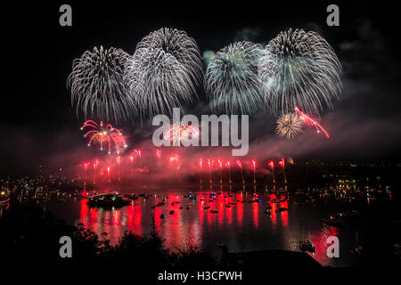 I Fuochi d'artificio la Sagra di San Giovanni, Ossuccio, Lago di Como, Lombardia, Italia. Foto Stock